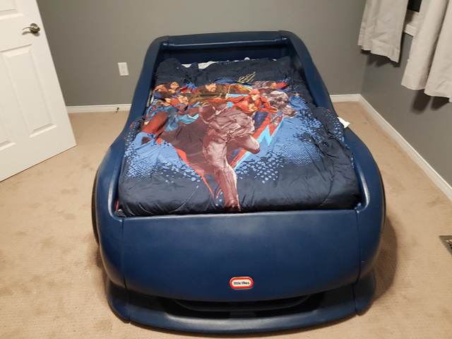 Little Tyke car shaped bed in Beds & Mattresses in Oshawa / Durham Region - Image 2