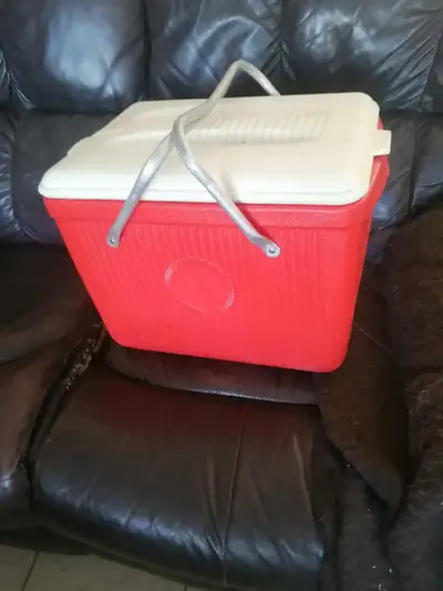 COOLER EN BONNE CONDITION 18X16 X 12 30$ SHAWI SUD, View more