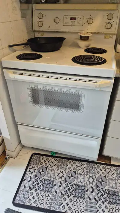 This is a used electric range oven and cooktop, perfect for a small apartment or as a secondary oven...