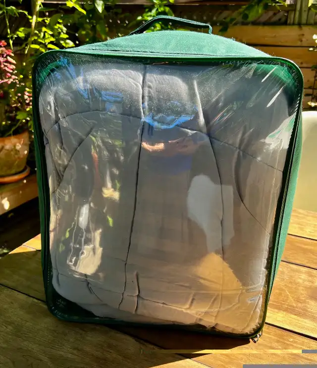 Comforter Cozy Queen size (like new) in Bedding in City of Toronto - Image 5