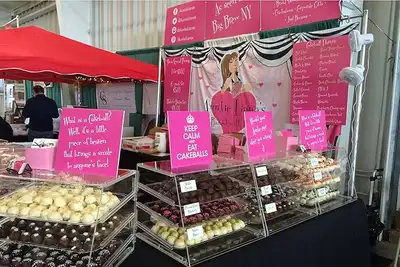 Clear acrylic construction showcases donuts, bagels and pastries. Solid front shields items from con...