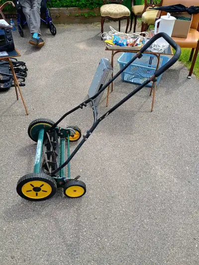 This Yardworks reel mower is an efficient 18-inch manual push mower perfect for eco-friendly lawn ma...