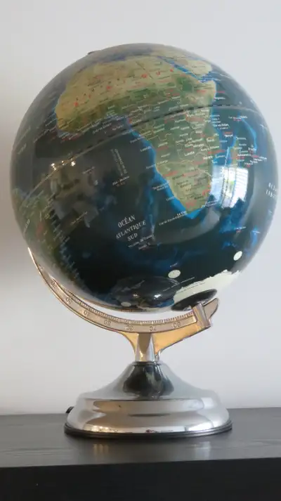 Globe terrestre décoratif et lumineux, il a une hauteur de 18 po, une base de 7 po et un diamètre en...