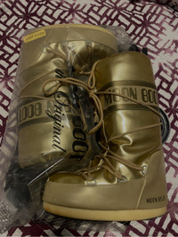 Moon boots, gold