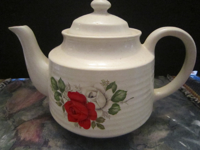 Vintage Tea Pots in Arts & Collectibles in Gander - Image 3