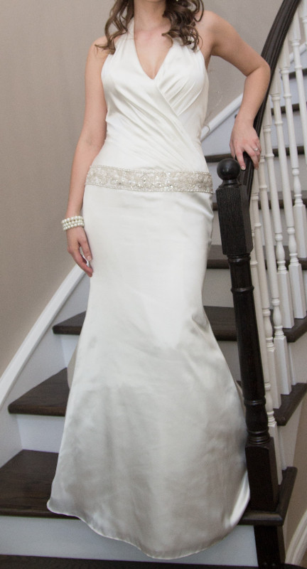 Ivory Wedding Dress (size 8) with matching veil in Wedding in Sudbury