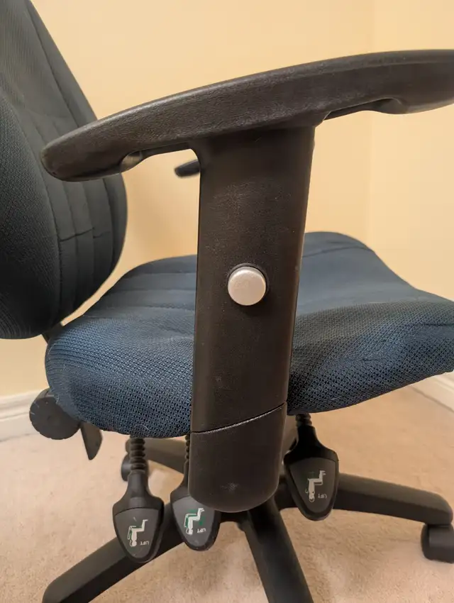 Office Chair - Navy Blue in Chairs & Recliners in Markham / York Region - Image 3