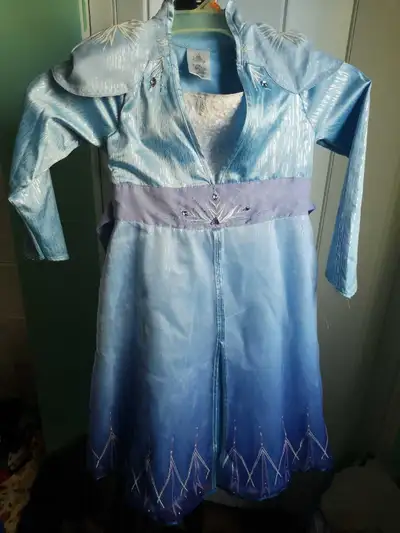 This is a Disney Frozen Elsa dress, size 5/6. It features a beautiful blue ombre design with glitter...