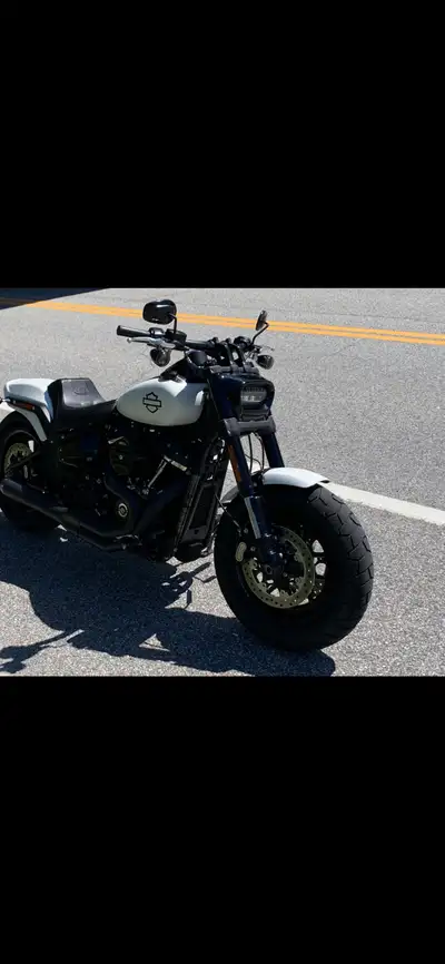 Tres beau fat bob 114 stage 2 tq kit Plusieur ajoue Tout fait par harley Service 16000 km vien etre...