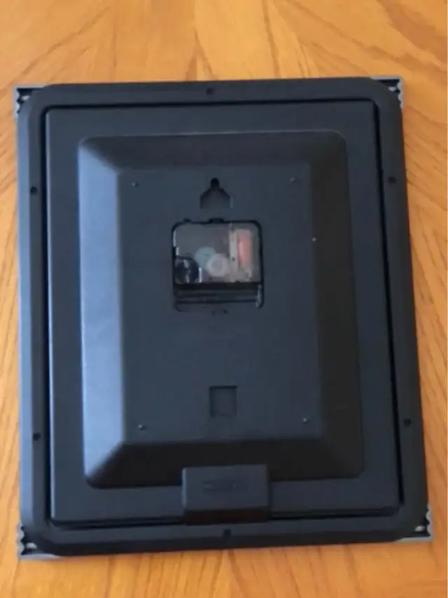 Nice Wall Clock in New Condition-$20 cash. Porch pick up Oshawa in Home Décor & Accents in Oshawa / Durham Region - Image 3