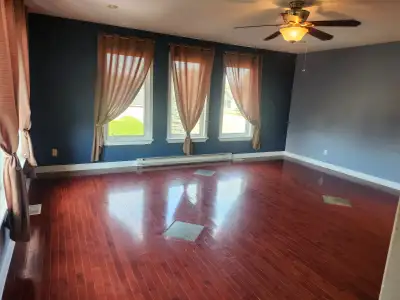 2nd floor apt in a quiet neighbourhood. Stove, fridge, laundry, heat & hydro included. References re...