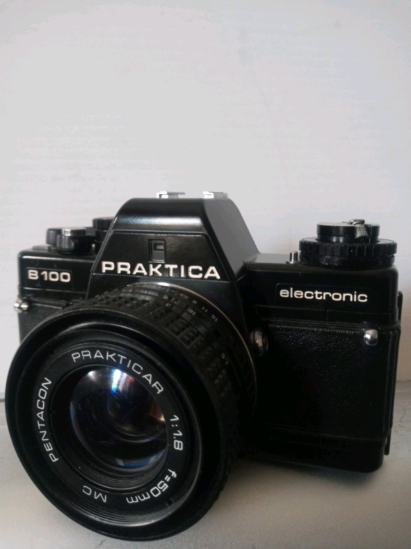 Praktica B100 Electronic SLR 35mm Film Camera W/50 &135mm Lenses dans Appareils photo et caméras  à Ville de Montréal - Image 3