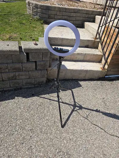 Get ready to shine with this Neewer RL-14 II LED soft ring light, perfect for content creators and p...
