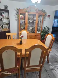 Set de table à manger avec vaisselier 
