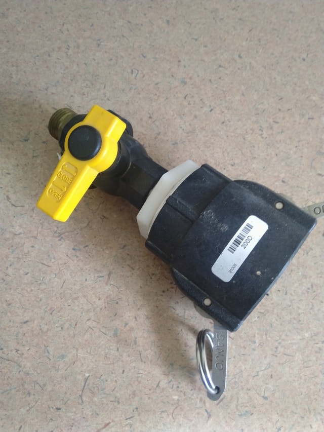 1000L IBC tote/ rain barrel Outdoor Tools & Storage Calgary Kijiji