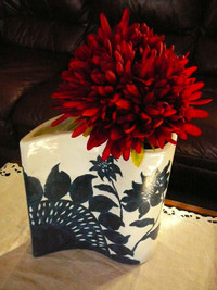 vase décoratif en céramique de forme larme, blanc&bleu 11"x11"