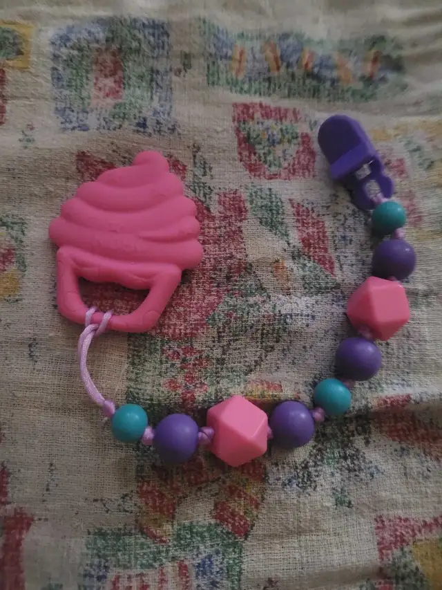 Nuby PaciFinder Pacifier Clip with Bonus Teether