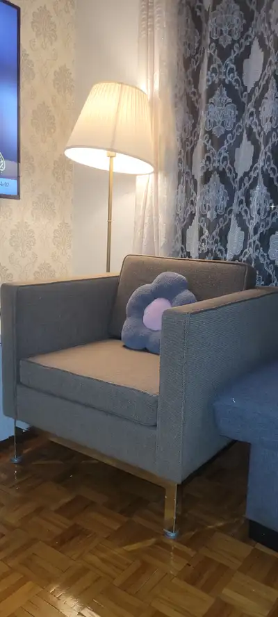 Je vends deux canapés en très bon état. Chaque canapé a été acheté à 120 dollars et est encore comme...
