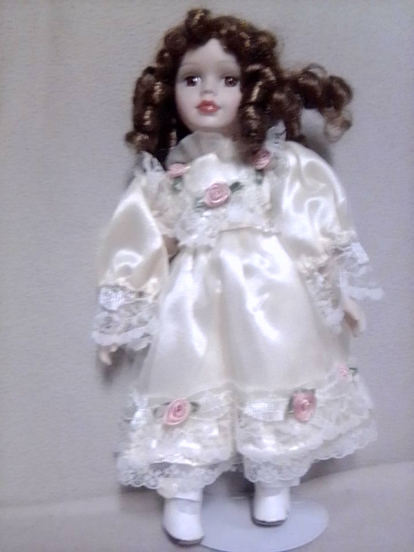2 Beautiful Dolls on display stands in Arts & Collectibles in Parksville / Qualicum Beach