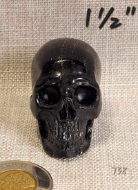 Crâne Skullis 1½" d'agate noire naturelle.  Black agate skull.