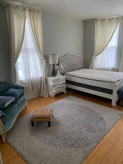 2 Large beautiful warm rooms available Jan 1 for quiet, mature, neat, responsible female occupants (...