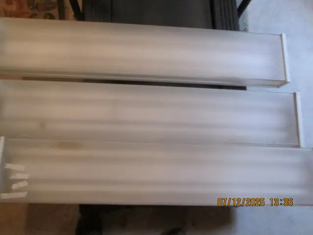 4 FL lights in great working condition in Electrical in Summerside - Image 4