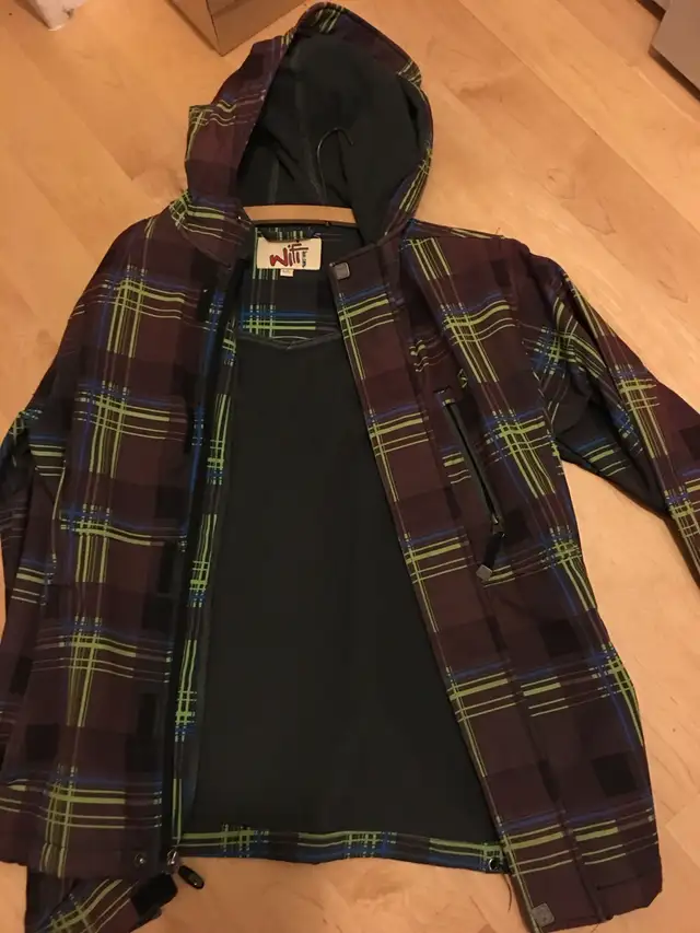 Manteau printemps ,chandails ,short, sandales in Skates & Blades in Granby - Image 10