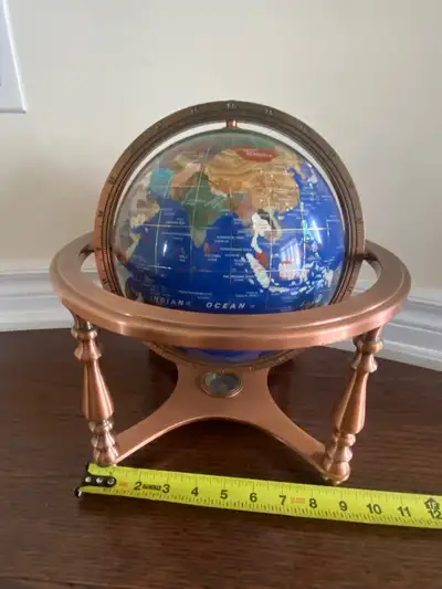 This pre-owned gemstone world globe features a beautifully detailed rotating map with colourful semi...