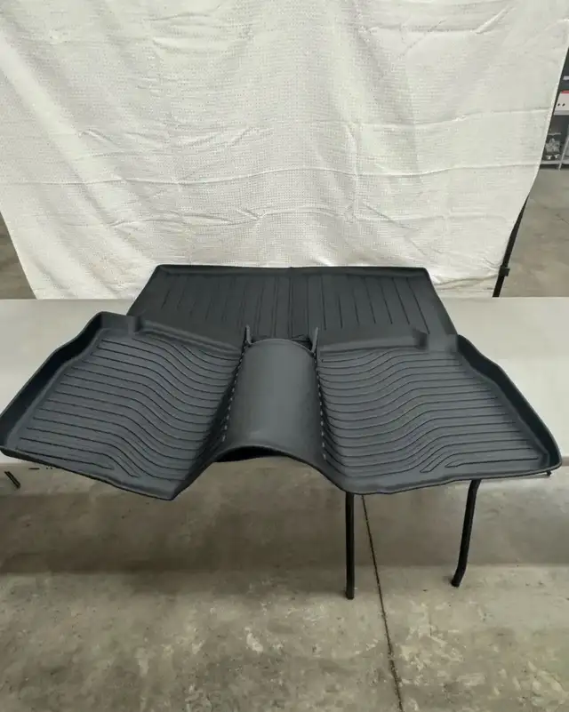 Floor Mat Set Chevrolet Equinox EV in Other in Hamilton - Image 9