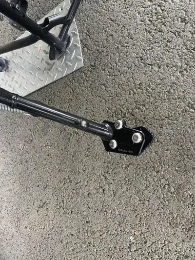 Cette pièce de Wunderlich résout le problème en augmentant la surface de votre pied de votre béquill...