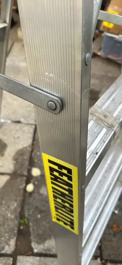 J'offre une échelle Featherlite robuste, parfaite pour tous vos besoins en hauteur. Cette échelle es...