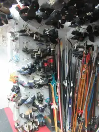 Ski de fond 3 trou et récent, bâton, soulier, accessoires