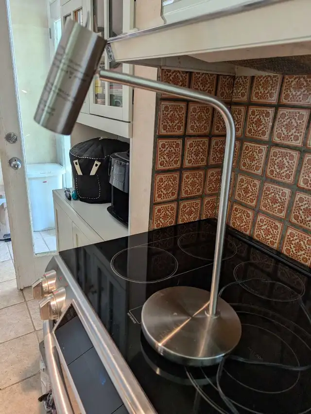 Stainless steel desk lamp in Indoor Lighting & Fans in Gatineau - Image 2