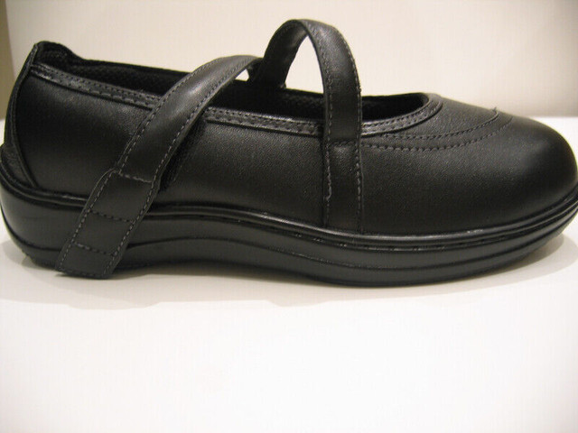 WOMEN'S NEW "ORTHOFEET" SHOES 7.5WW in Women's - Shoes in Hamilton - Image 3