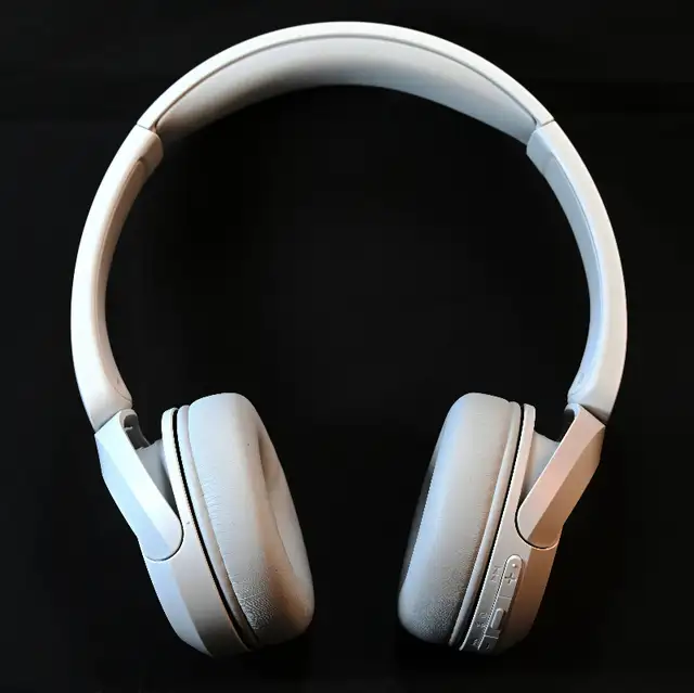 Sony WH-CH520 Bluetooth Wireless Headphones On-Ear Headset White in Headphones in City of Toronto - Image 6