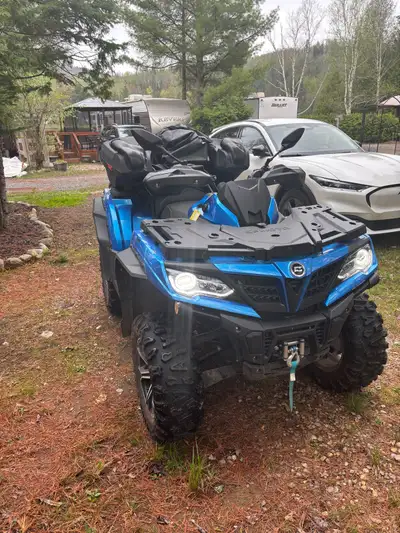 Très beau VTT CF moto 800 xc 2 up, seulement 300 km au compteur toute equipé ( coffre arrière,treuil...