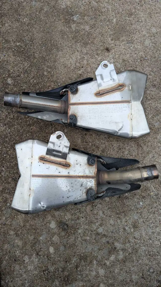Used Genuine Kawasaki Z1000 Dual Mufflers in Street, Cruisers & Choppers in St. Catharines - Image 3
