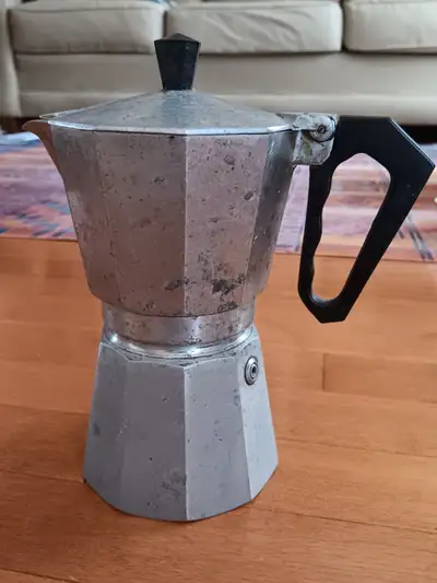Ancienne cafetière italienne à expresso en aluminium. Bon état. Hauteur : 17, 3 cm Diamètre : 10 cm