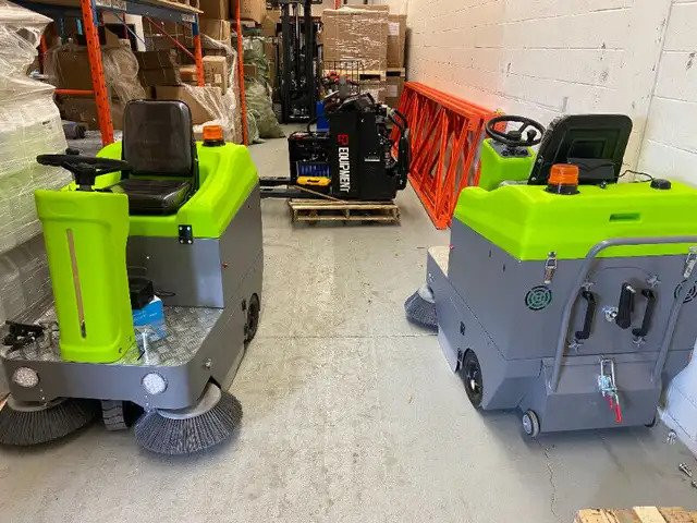 Electric Ride - on Sweeper! Brand New! One Year Warranty dans Autres équipements commerciaux et industriels  à Ville de Montréal