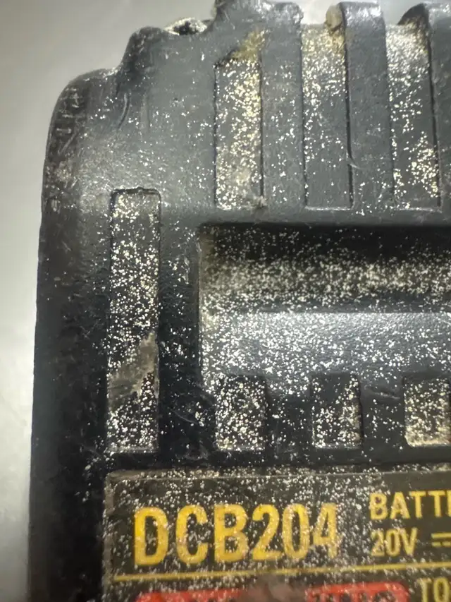 DeWalt 20V Battery DCB204 in Power Tools in Calgary - Image 3