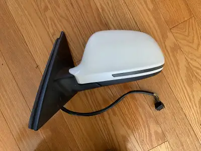 Powered and heated mirrors. Please msg for more details. Thank you.