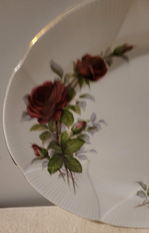 Vintage Royal Albert ROYAL CANADIAN ROSE oval platter 1970'S in Arts & Collectibles in Muskoka - Image 3