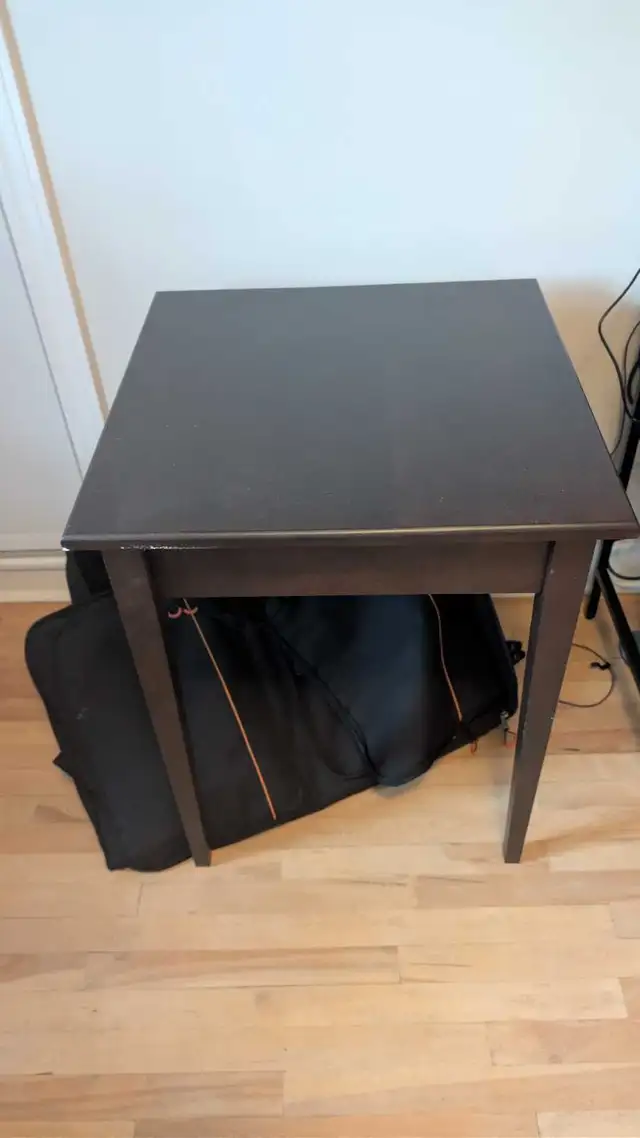 square desk in Desks in Ottawa - Image 2