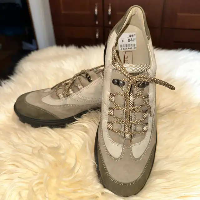 NWT orthopedic Hiking shoes. Women’s wide shoes  size 10w in Women's - Shoes in Oshawa / Durham Region - Image 2