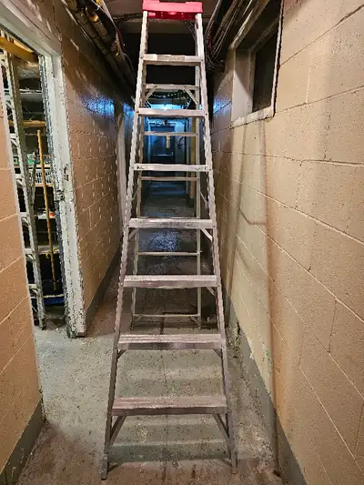 Aluminium escabeaux 8' grade II. Partie supérieure moulée $89, View more