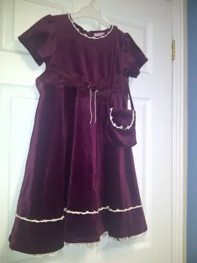 ROBE CHIC VELOUR BOURGOGNE GR 6X FILLETTE AVEC SAC À MAIN $20.00, View more