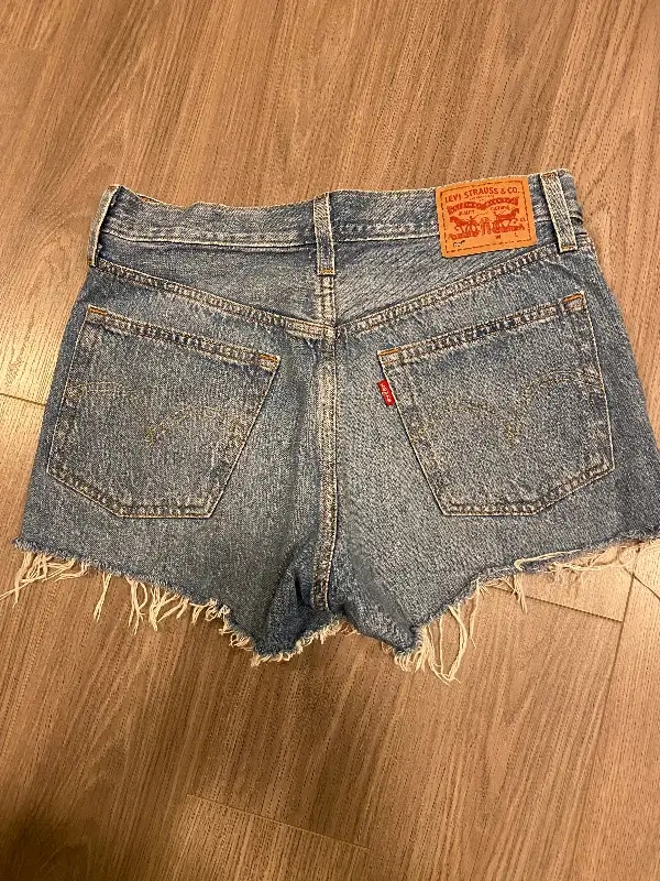 Levi’s jean shorts - size 26 in Women's - Bottoms in Mississauga / Peel Region - Image 3