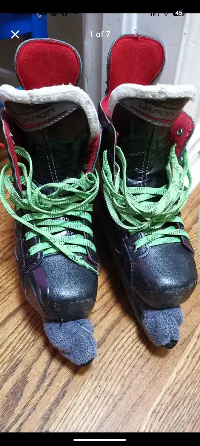 Bauer hockey skates X400 Size 4, View more