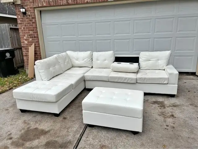 Must Go ~ Leather Sectional sofa for sale in Couches & Futons in Kingston - Image 2