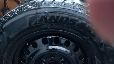 Pneu pour crv Honda avec roue pose balance servi un hiver environ 8a 10 kilomètres d usure